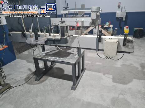 Etiquetadora autom�tica para botellas, tarros y envases, para etiquetas autoadhesivas.