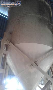 2 silos para el almacenamiento de azúcar con capacidad de 10 toneladas cada uno