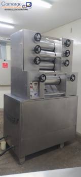 Molino refinador de rodillos de cuchillas JAF INOX y carcasa homogeneizadora para chocolates
