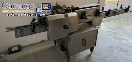 M�quina etiquetadora autom�tica Krones Rotina II para botellas y frascos de vidrio cil�ndricos.