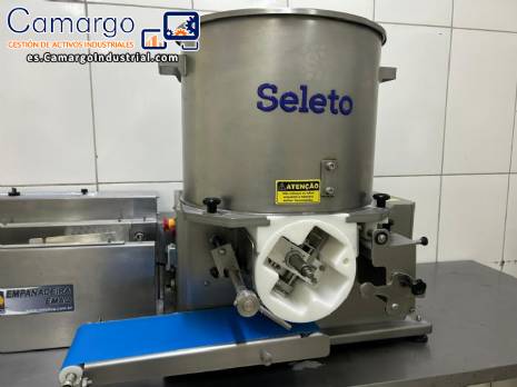 M�quina formadora de nuggets para cubos de carne y hamburguesas. Capacidad de producci�n: 2100 unidades por hora.