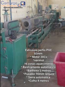 Extrusora de perfiles de PVC con husillo de 65 mm, marca Miotto.