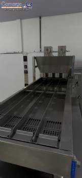 Freidora autom�tica de acero inoxidable para donuts y profiteroles.