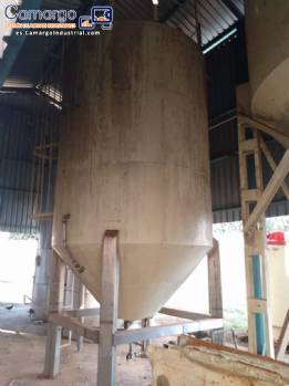 Silo de almacenamiento de grasas con una capacidad de 12 toneladas