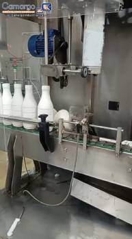 M�quina etiquetadora con t�nel de vapor para mangas y prensa de botellas