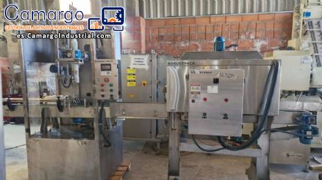 M�quina etiquetadora con t�nel de vapor para mangas y prensa de botellas