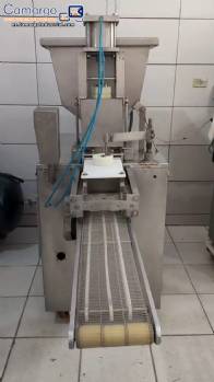 Máquina formadora de hamburguesas Sampafi de acero inoxidable, 45 unidades por minuto.