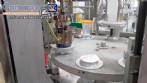 M�quina rotativa de llenado y dosificaci�n con unidad de taponado y sellado para vasos y botellas, con capacidad para 2.000 unidades.