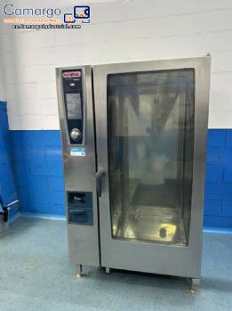Horno combinado industrial Rational de acero inoxidable con capacidad para 20 bandejas GN 2/1 o 40 bandejas GN 1/1. Horno combinado industrial Rational de acero inoxidable con capacidad para 20 bandejas GN 2/1 o 40 bandejas GN 1/1.