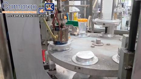 Máquina rotativa de llenado y dosificación con unidad de taponado y sellado para vasos y botellas, con capacidad para 2.000 unidades. Máquina rotativa de llenado y dosificación con unidad de taponado y sellado para vasos y botellas, con capacidad para 2.000 unidades.