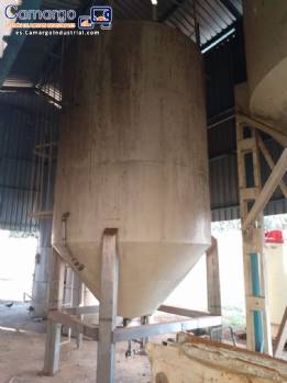 Silo con aislamiento térmico para almacenar glucosa y grasa, interior de acero inoxidable, 15.000 litros. Silo con aislamiento térmico para almacenar glucosa y grasa, interior de acero inoxidable, 15.000 litros.